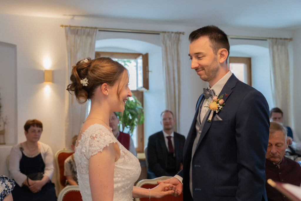 Ringtausch bei einer standesamtlichen Trauung in Freising